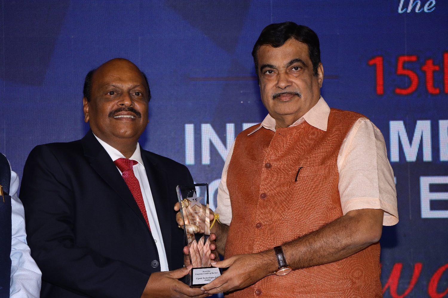 Mr. C V Subramanyam Chairman & MD, Cigniti Technologies receives awards form Mr. Nitin Gadkari, Hon'ble Minister (01)
